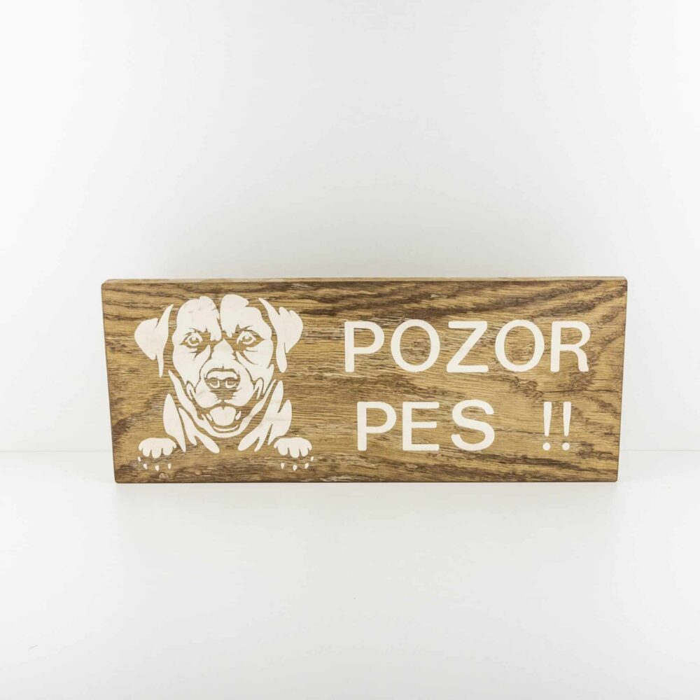 Dřevěná tabulka s nápisem