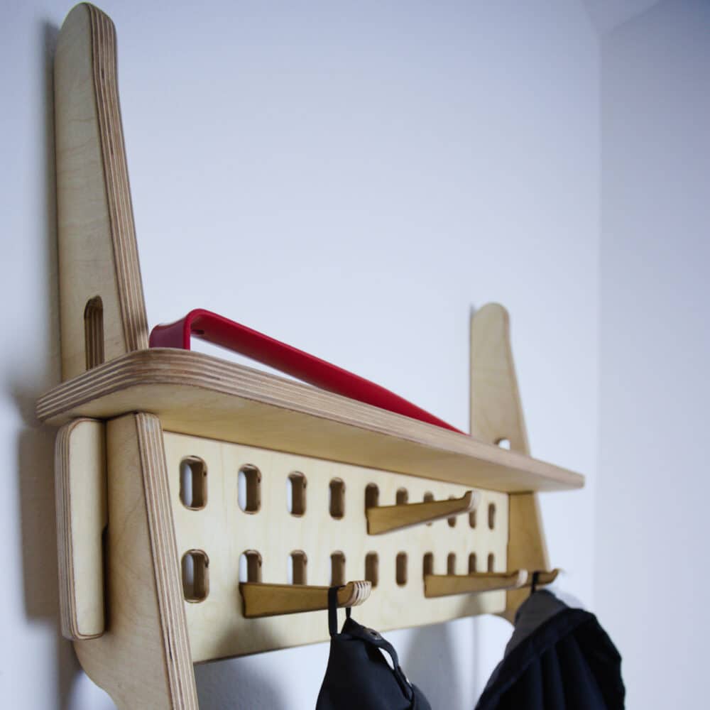 detail věšáku na oblečení, který se opře o zeď