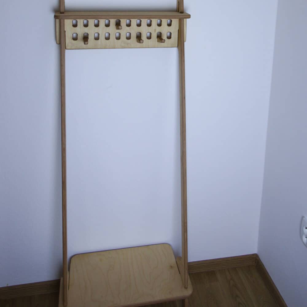 věšák na oblečení, který se opře o zeď