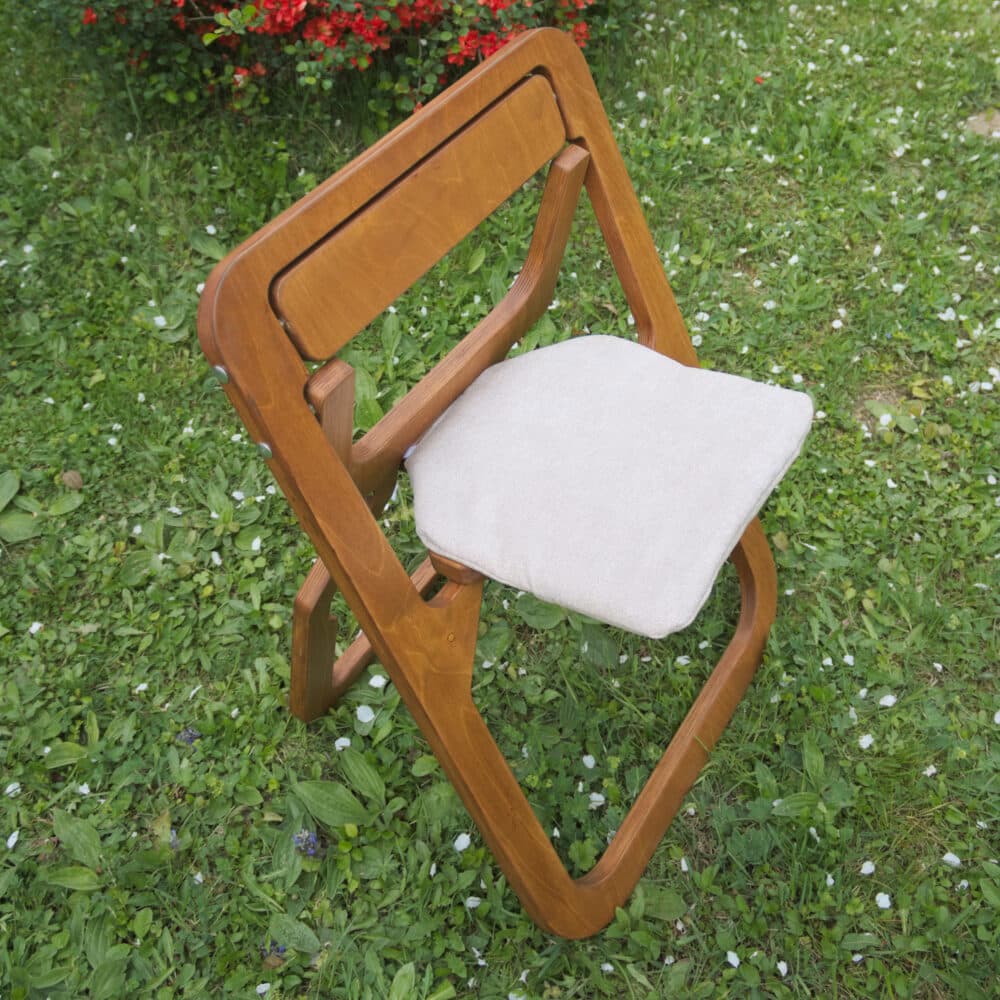rozložená skládací židle s podsedákem, v barevné variantě