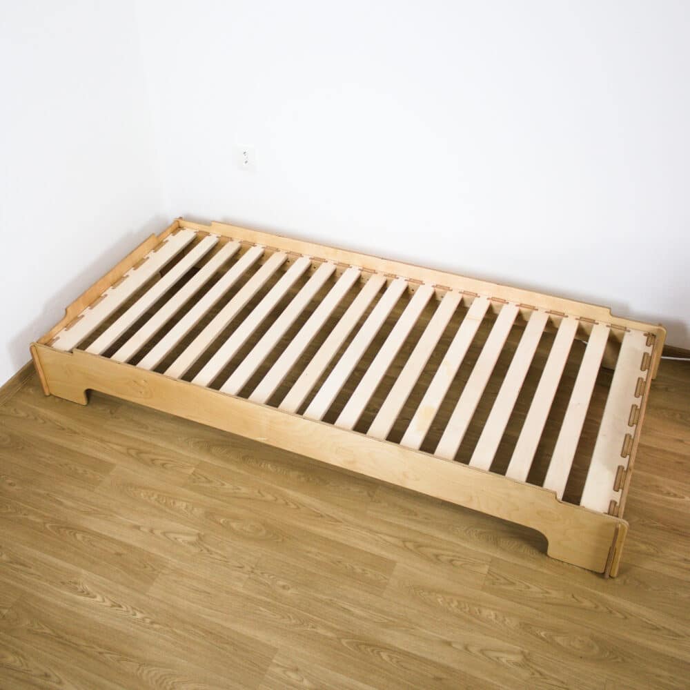 stohovatelná postel, ušetří místo