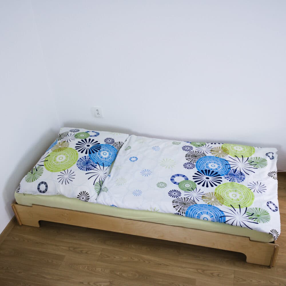 stohovatelná postel, ušetří místo