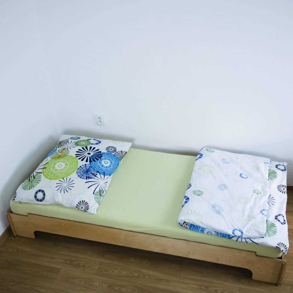 stohovatelná postel, ušetří místo