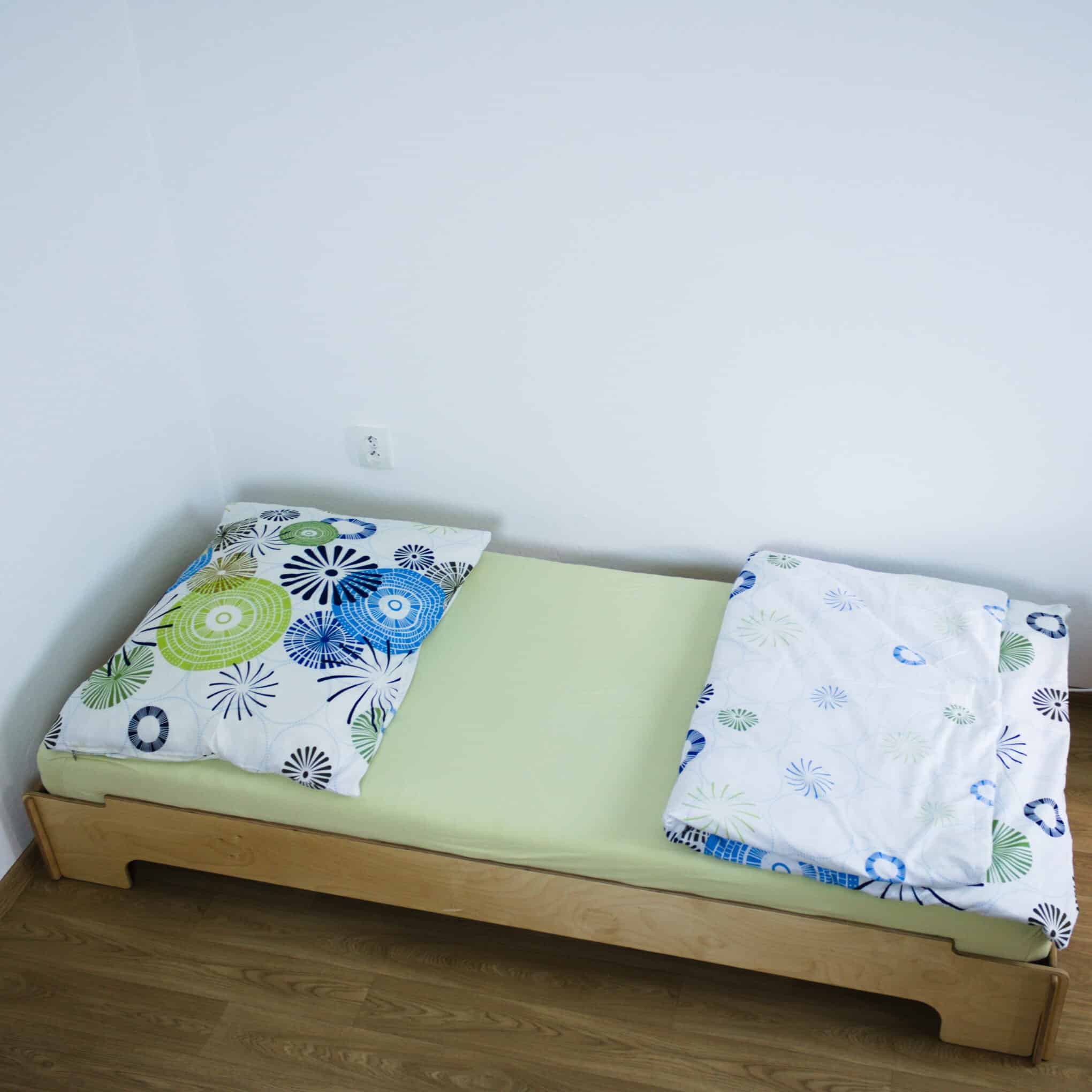 stohovatelná postel, ušetří místo
