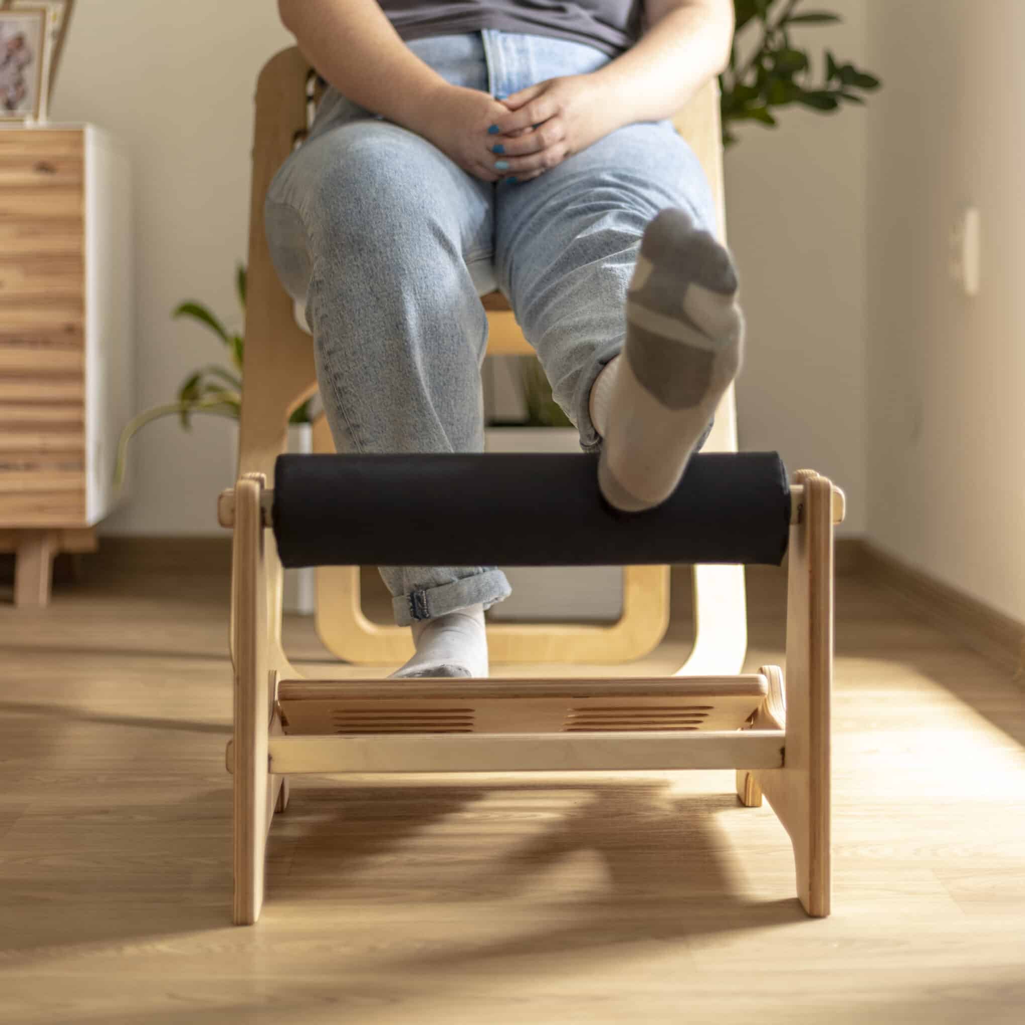 Podložka pod nohy při sezení